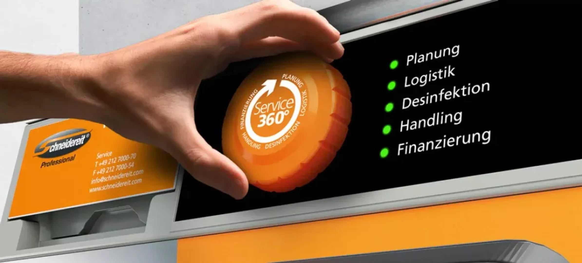 Hand dreht Service-360°-Regler an Schneidereit-Maschine